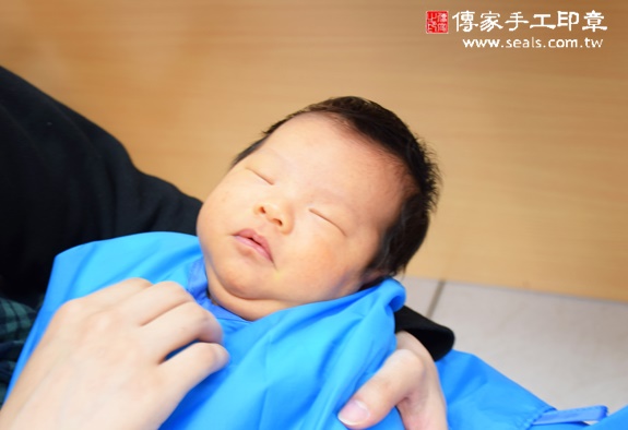 劉寶寶(新竹香山區嬰兒寶寶滿月剃頭理髮、免費嬰兒剃胎毛儀式吉祥話)。中國風會場，爸媽寶貝免費穿「日中韓」古裝禮服。專業拍照、DVD光碟、證書。★購買「臍帶章、肚臍章、胎毛筆刷印章」贈送：剃頭、收涎、抓周，三選一。 2015.11.26 照片16